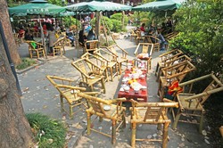 Chengdu Lazybones Hostel - The nearby Wenshu monastery and the Folk and Cultural street Wenshufang